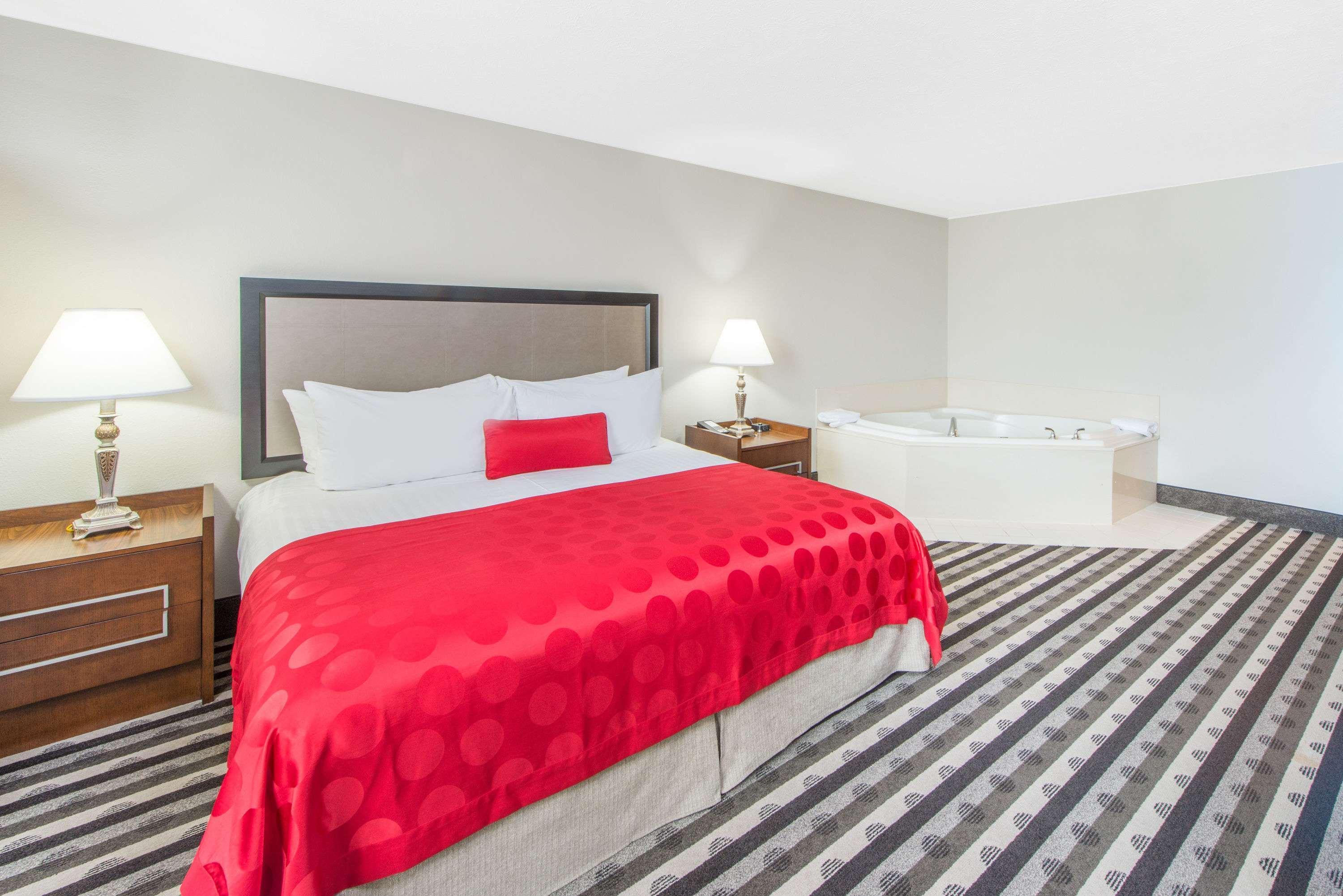Hotel Ramada By Wyndham Springfield North Exterior foto
