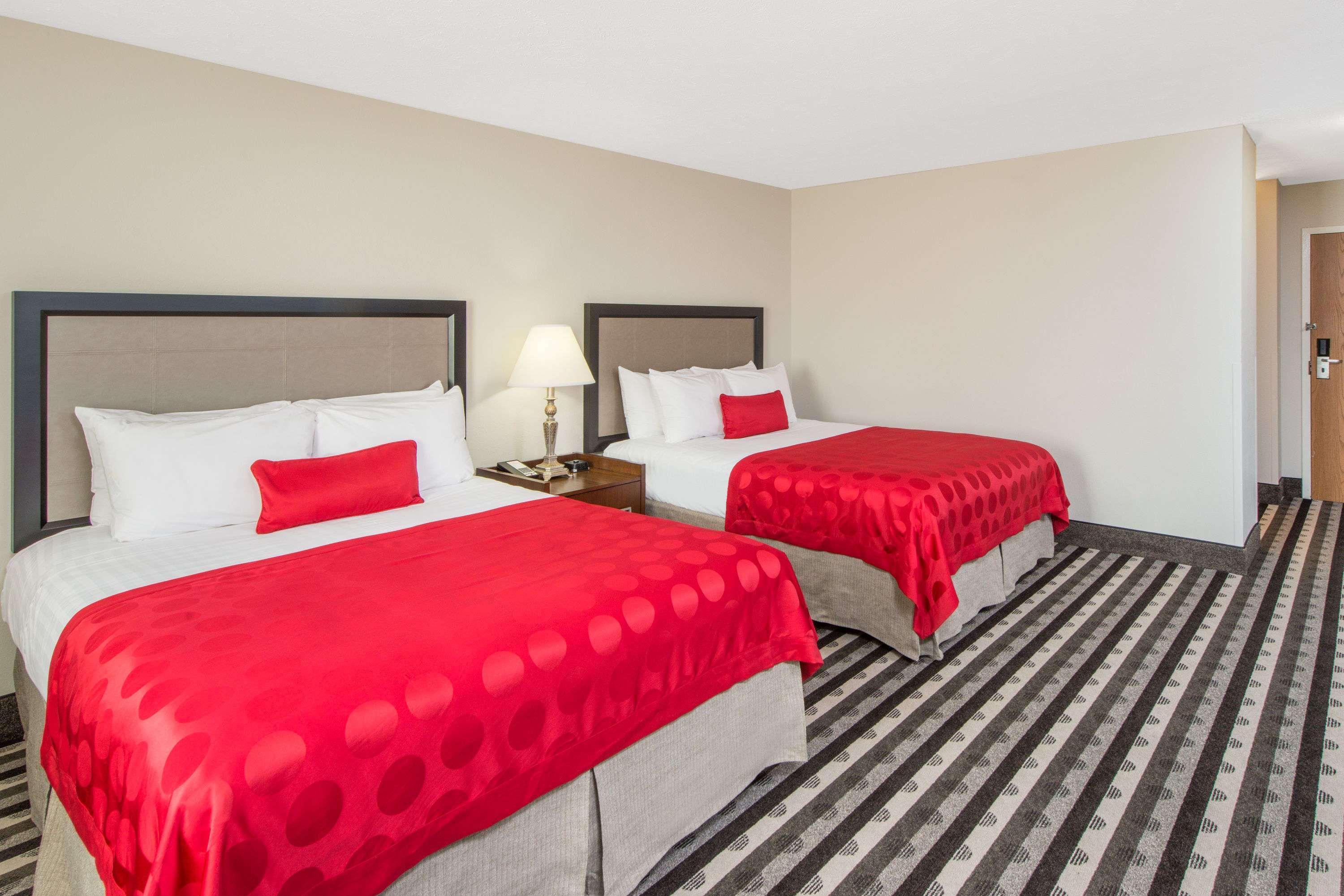 Hotel Ramada By Wyndham Springfield North Exterior foto