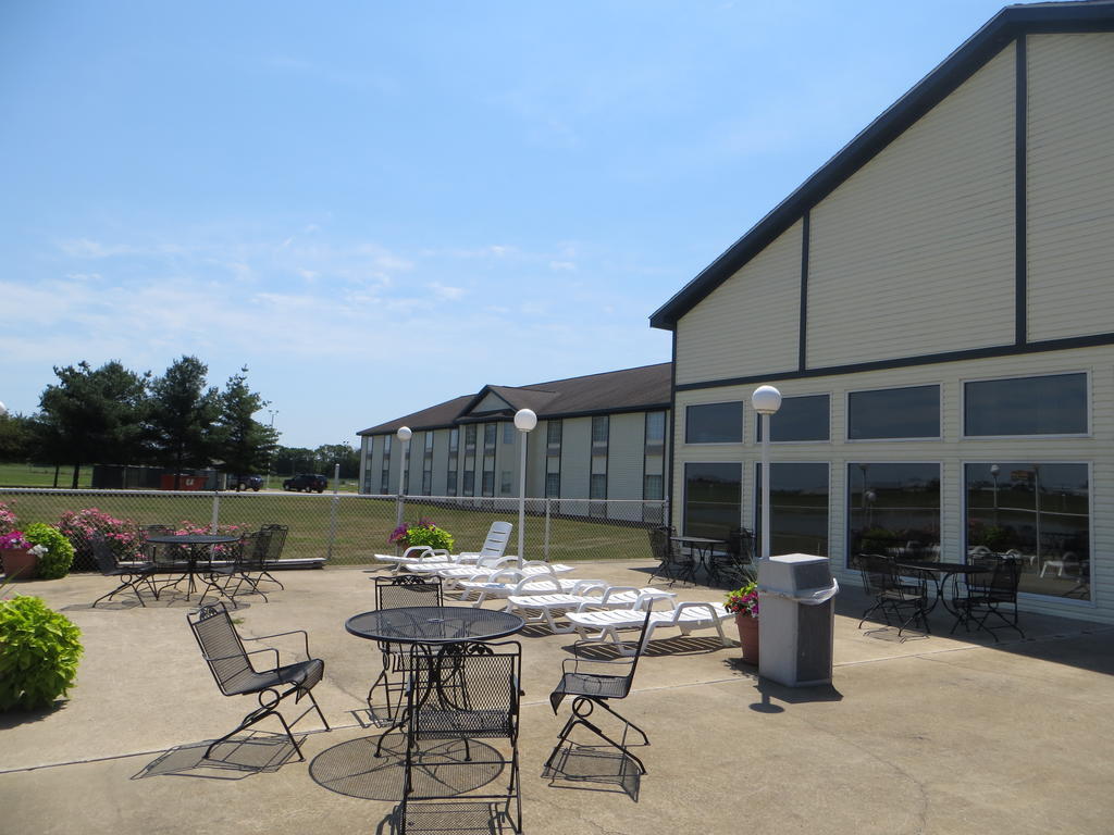 Hotel Ramada By Wyndham Springfield North Exterior foto
